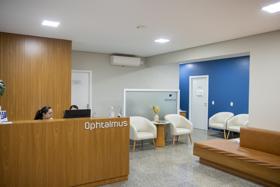 Recepção principal da Clínica Ophtalmus em Joinville