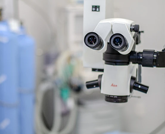 Microscópio cirúrgico Leica usado no tratamento de ceratocone na Clínica Ophtalmus