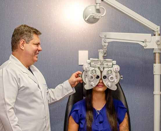 Exame de refração no foróptero para avaliação de retina na Clínica Ophtalmus em Joinville